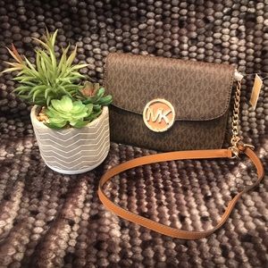✨ Michael Kors Logo Crossbody ✨